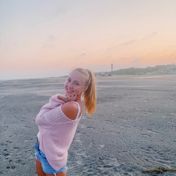 Meet your Posher, Caity - Picture 1 of 1